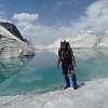 Berge aus Stein und Berge aus Eis umgeben die malerischen Gletscherseen. Ein idealer Platz für ein Erinnerungsfoto.